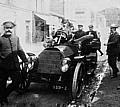 Zwei Automobilpioniere in Frankreich, ca. 1904/1906: Am Steuer des Fahrzeugs sitzt C. L. Charley, Vertreter der Daimler-Motoren-Gesellschaft in Paris. Emil Jellinek (rechts, mit hellem Hut) schreitet auf das Auto zu.